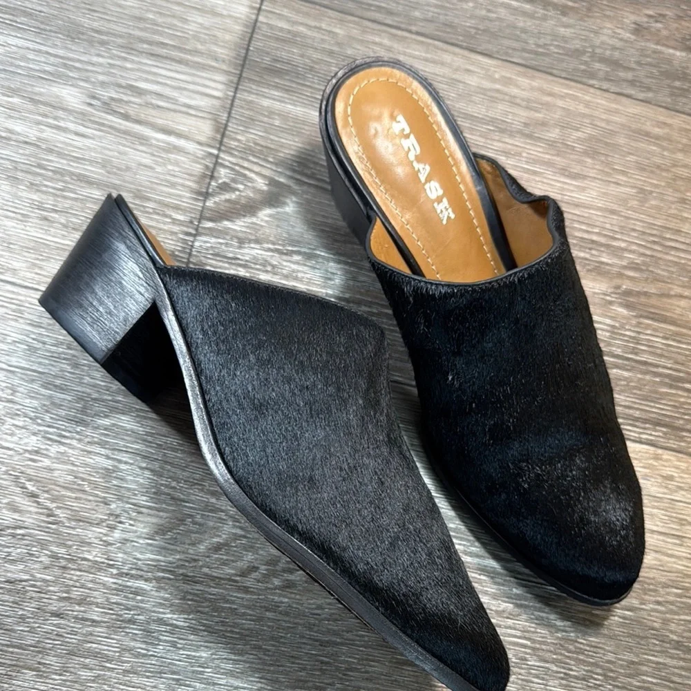 Trask Black Fur-Textured Mules woman’s size 8.5 (s28)